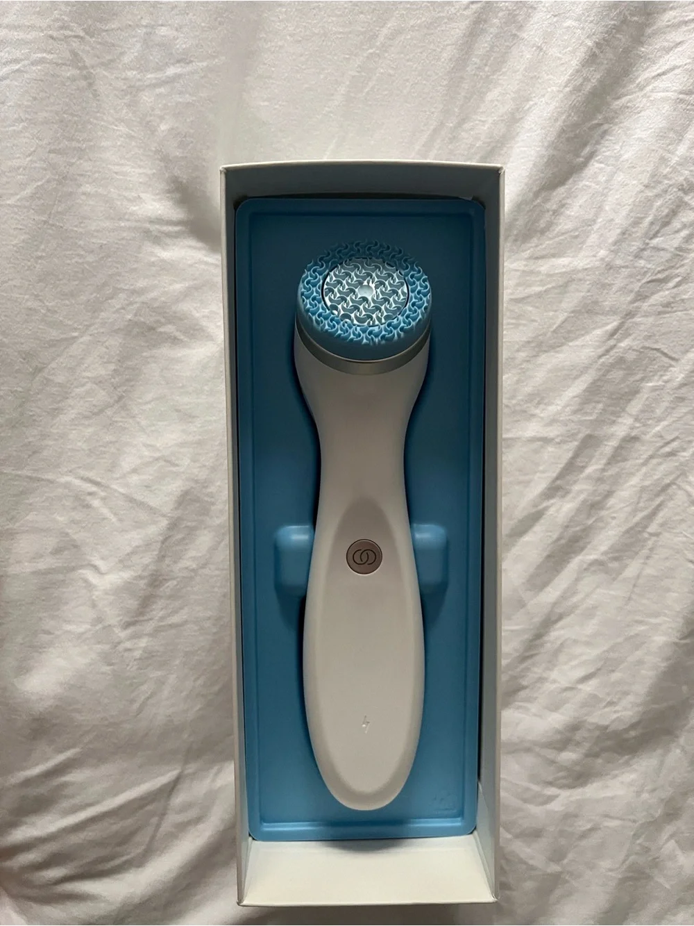 NUSKIN LUMI -Electric Facial Cleansing Brush - White & Light Blue